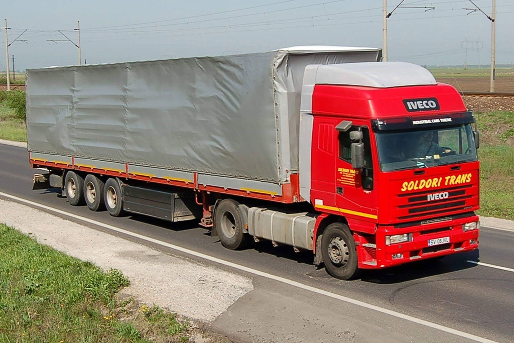 Fotografie a unui ansamblu de transport international realizata in anii de start a companiei noastre