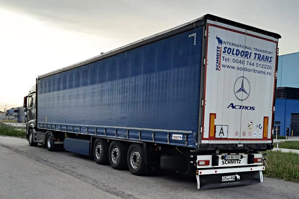 Semi-remorca Schmitz moderna pregatita pentru transportul de marfuri in siguranta