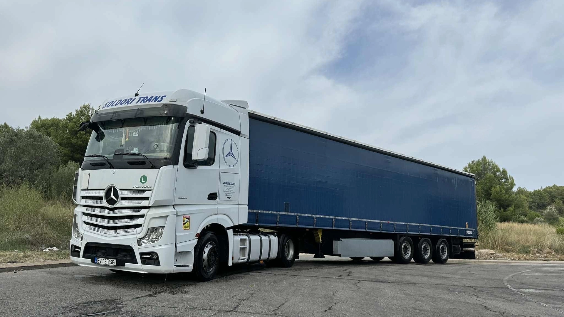 Camion Mercedes-Bnez Actros modern si semiremorca cu prelata pentru transport marfuri international