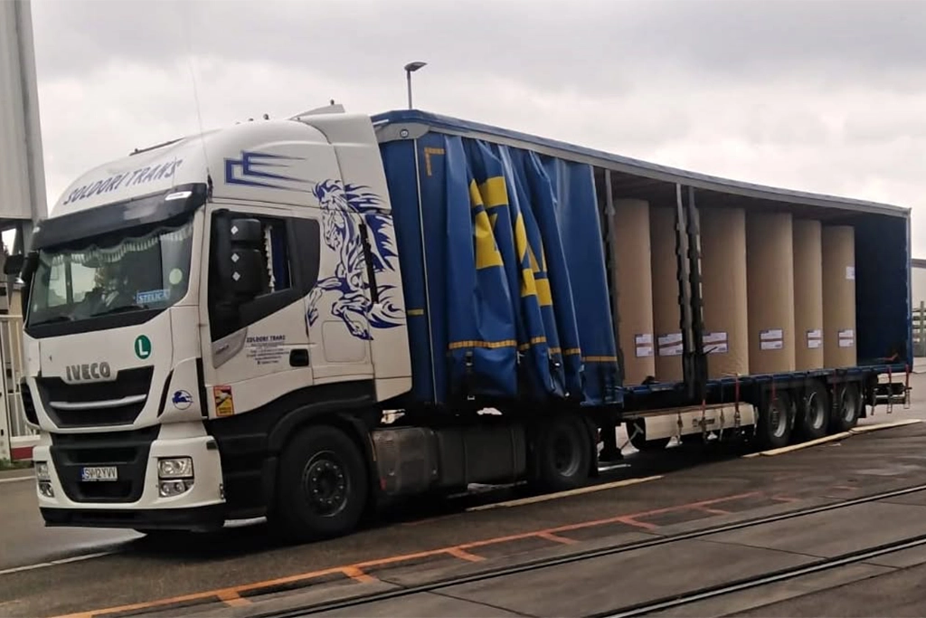 Ansamblu din flota noastra incarcat cu marfuri pentru a fi transpprtate la destinatie